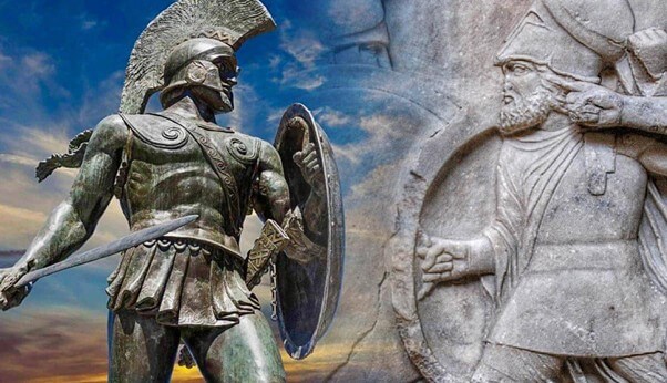 Estatua del rey Leónidas en traje de batalla sobre un cielo azul.